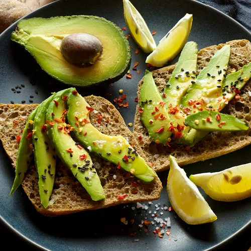 Mango Chutney'li Avokado Toast fotoğrafı